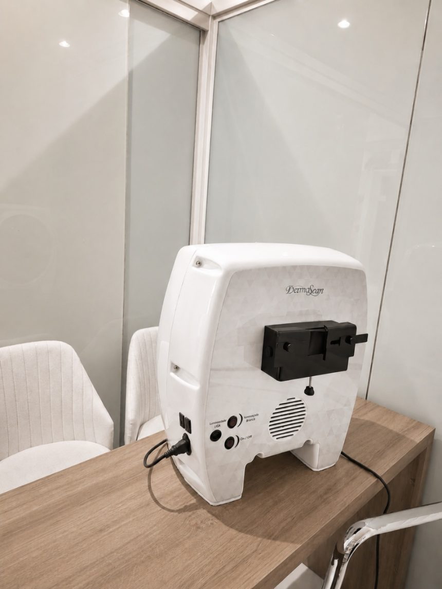 Equipamento de análise da pele na clínica PERANDINI